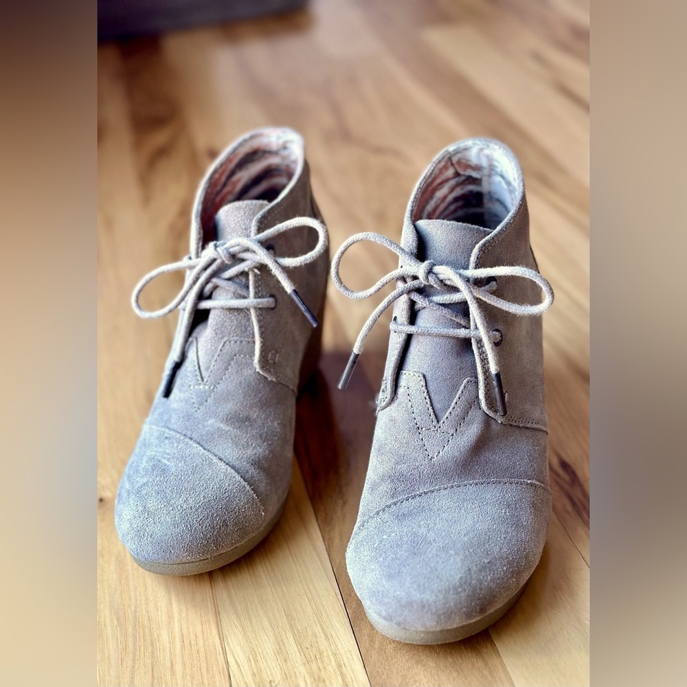 TOMS sz8 Lace Up Wedges
